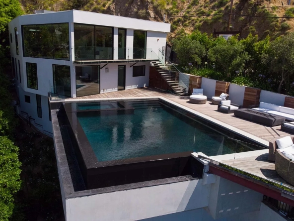 c989d744d1f6930e43ec13faa4f956b2-uncropped_scaled_within_1536_1152